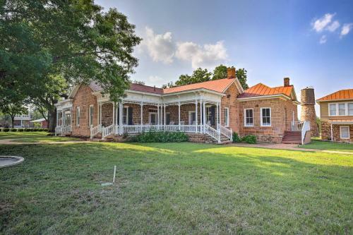 Home Shared Fire Pit, Walk To Mason Square!