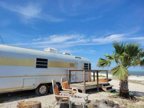 Apartamento Maggie At The Beach - Waterfront Retro Retreat