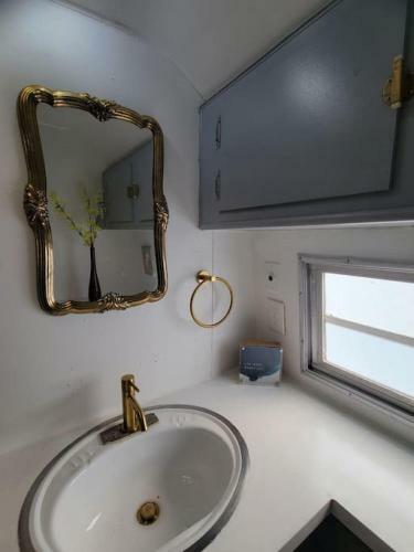 Apartamento Maggie At The Beach - Waterfront Retro Retreat