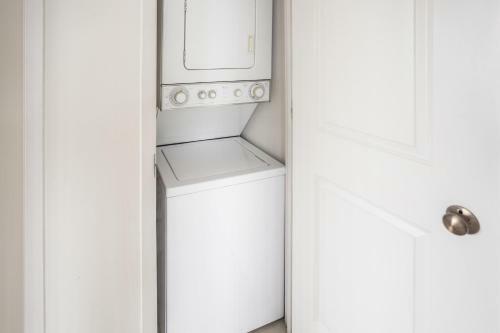 2br Premium Apartment With Gym Parking & Pool By Envitae