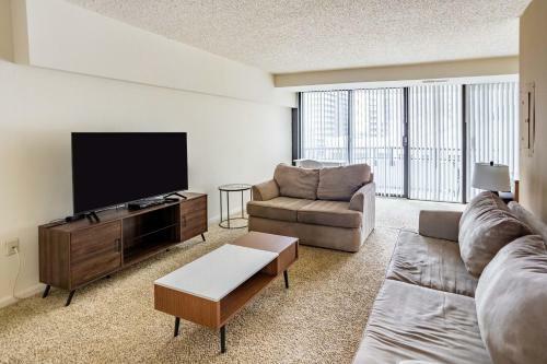 2br Premium Apartment With Gym Parking & Pool By Envitae