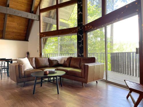 Spacious Riverside A-frame Cabin W/ Mt Baker Views