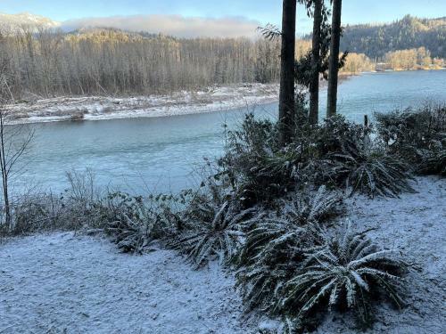 Spacious Riverside A-frame Cabin W/ Mt Baker Views
