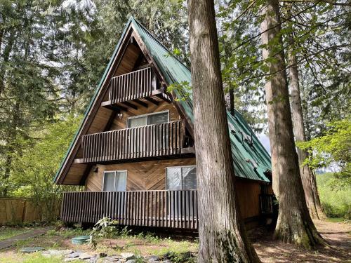 Spacious Riverside A-frame Cabin W/ Mt Baker Views