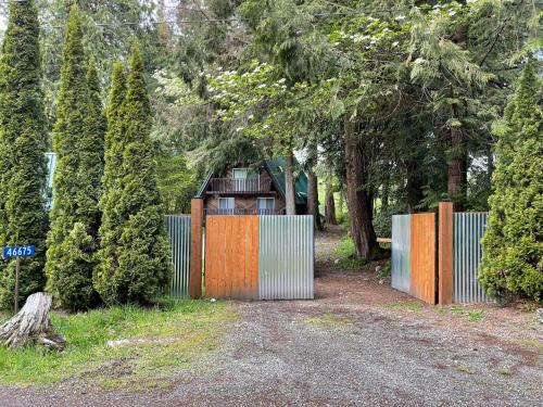 Spacious Riverside A-frame Cabin W/ Mt Baker Views