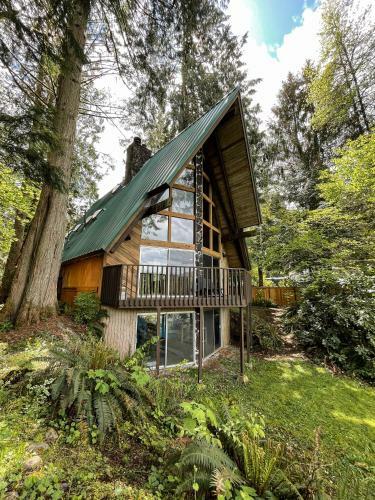 Spacious Riverside A-frame Cabin W/ Mt Baker Views