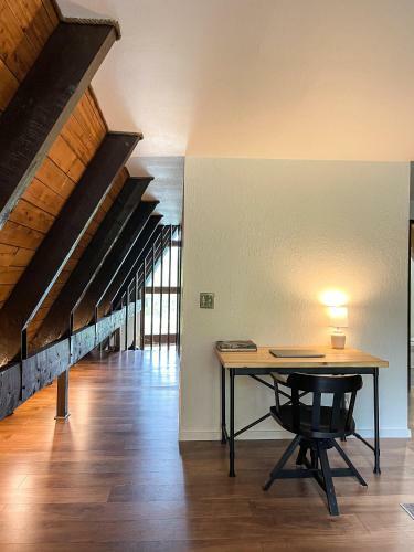 Spacious Riverside A-frame Cabin W/ Mt Baker Views