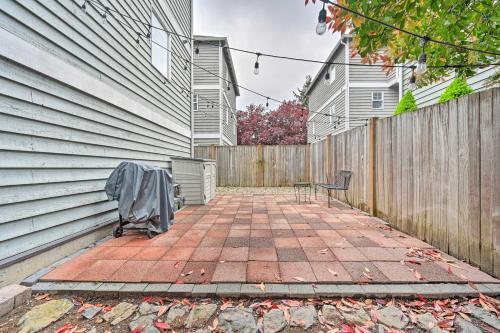Pet-friendly Seattle Townhome Less Than 1 Mi To Lake!
