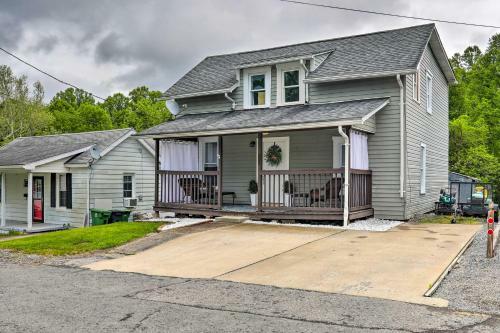 Morgantown Home With Deck, About 2 Mi To Wv Univ!