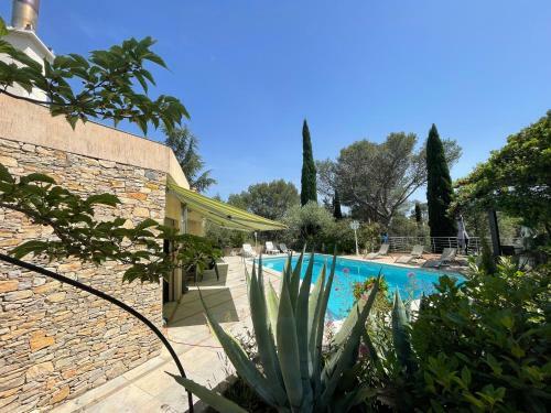 Villa Avec Piscine Sur Les Hauts De N�mes