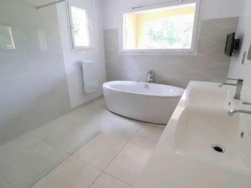 Villa de 4 Chambres & Superbe Jardin Et Pool