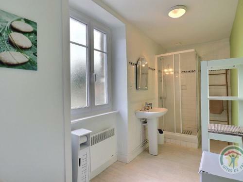 Gite Saint-marcan, 2 Bedrooms, 5 Persons - Fr-1-538-163