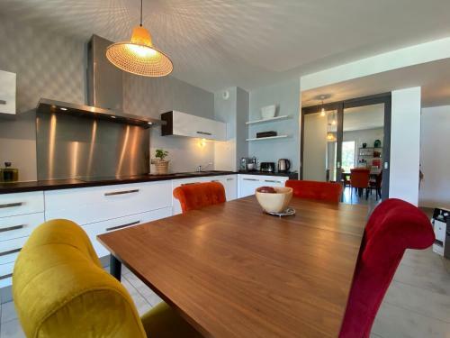 Apartamento Lake & Mountain View - Piscine, Parking, Terrasse