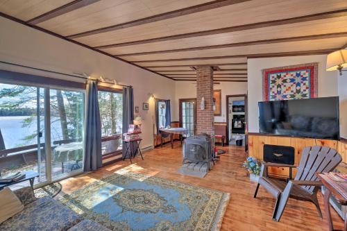 Lakefront Hartford Cabin With Canoe And Boat Ramp