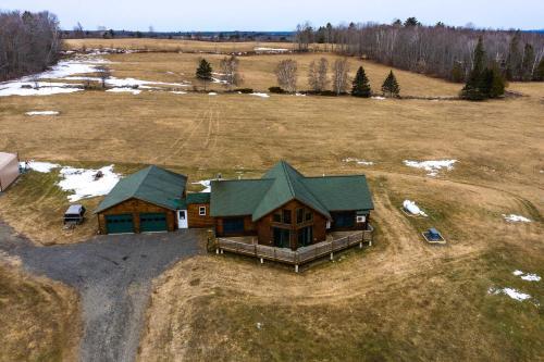 Family-friendly Troy Getaway With Furnished Deck!