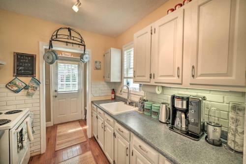Coastal Pet-friendly Cottage Less Than Half Mi To Beaches