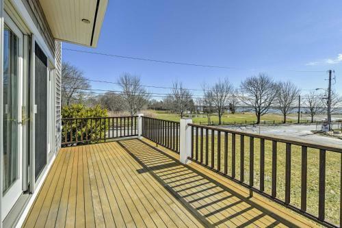 Multi-level Marion House Loft, Deck And Ocean Views