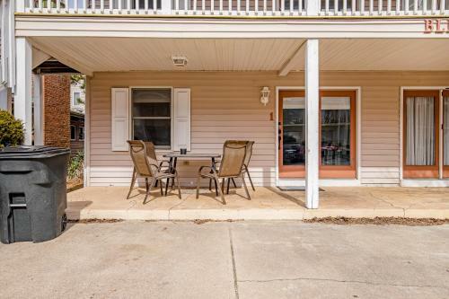 Oasis On 69th Street