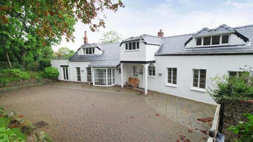 Holly Tree Lodge, Penmaen