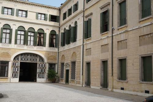 Hostal Palazzo Mantua Benavides Suites & Apartments