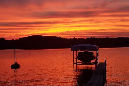 Idyllic Lake Leelanau Cottage With Dock And Fire Pit!