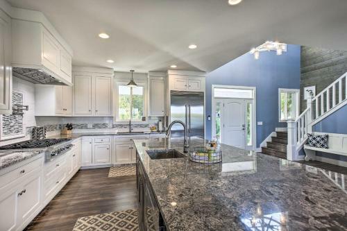 Luxe Lakefront Escape With 4 Kayaks, Hot Tub, Beach!