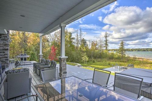 Luxe Lakefront Escape With 4 Kayaks, Hot Tub, Beach!
