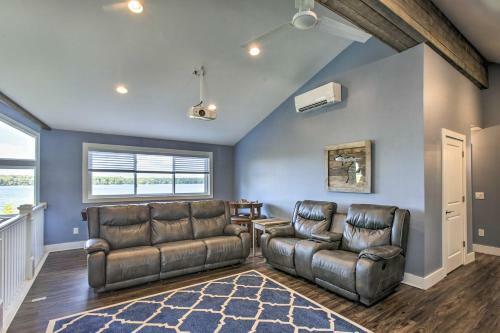 Luxe Lakefront Escape With 4 Kayaks, Hot Tub, Beach!