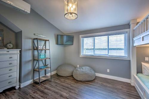 Luxe Lakefront Escape With 4 Kayaks, Hot Tub, Beach!