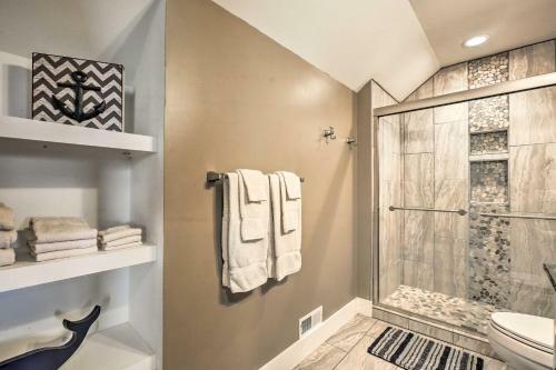 Luxe Lakefront Escape With 4 Kayaks, Hot Tub, Beach!