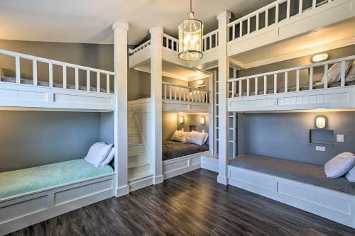 Luxe Lakefront Escape With 4 Kayaks, Hot Tub, Beach!