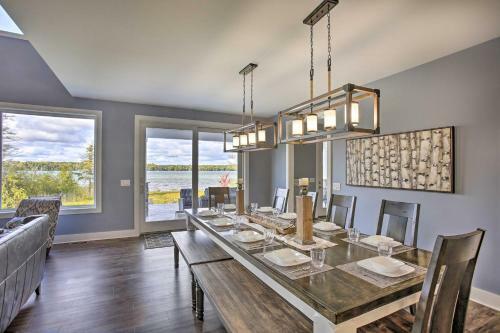 Luxe Lakefront Escape With 4 Kayaks, Hot Tub, Beach!