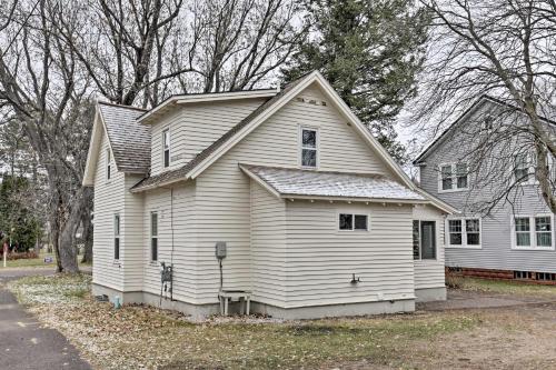 Charming Home Less Than One Block To Lake Superior!