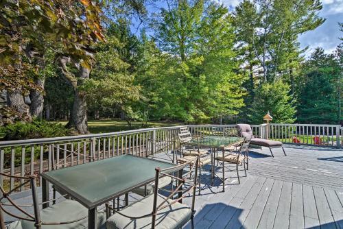 Roscommon Home With Deck, 7 Mi To Higgins Lake!