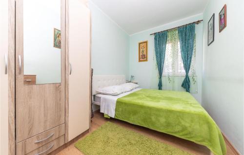 Amazing Apartment In Trogir With 2 Bedrooms