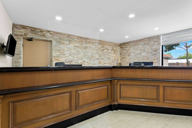 Howard Johnson Plaza Hotel Windsor