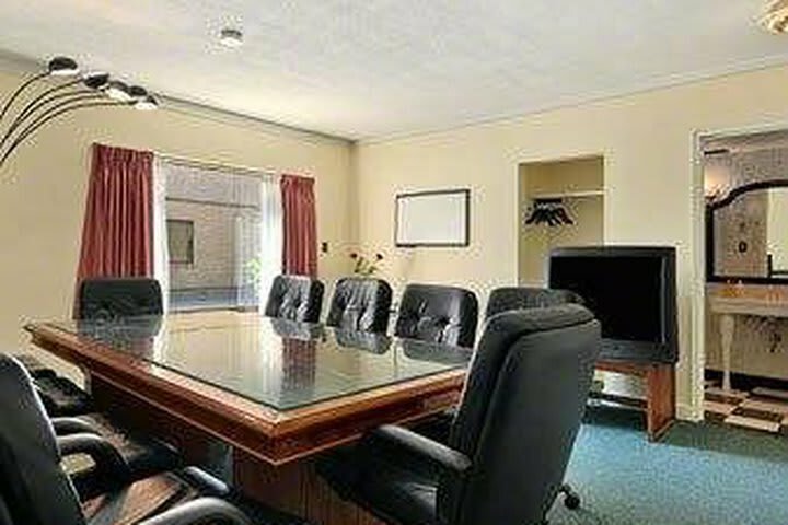 Howard Johnson Plaza Hotel Windsor