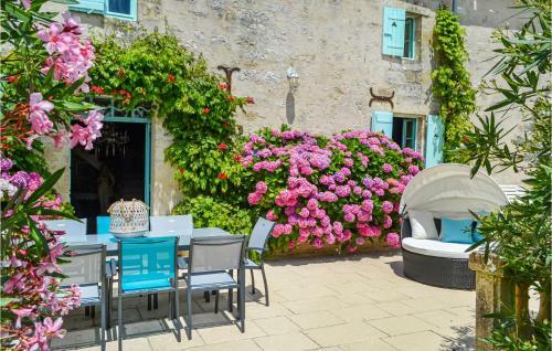 Stunning Home In St. Quentin de Caplong W/ 2 Bedrooms