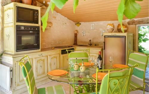 Stunning Home In St. Quentin de Caplong W/ 2 Bedrooms