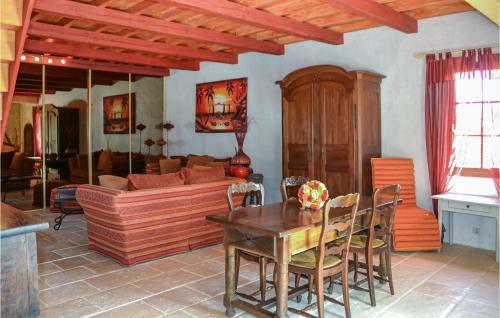 Stunning Home In St. Quentin de Caplong W/ 2 Bedrooms