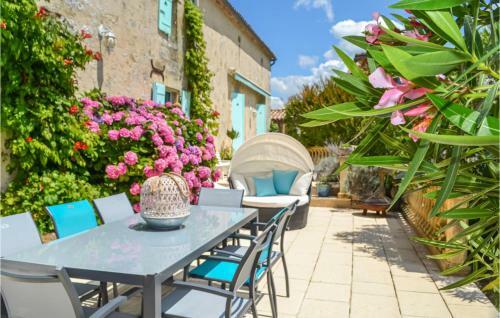 Stunning Home In St. Quentin de Caplong W/ 2 Bedrooms