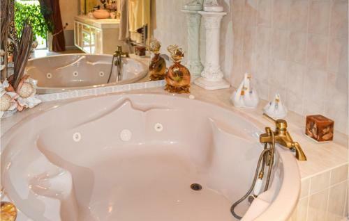 Stunning Home In St. Quentin de Caplong W/ 2 Bedrooms