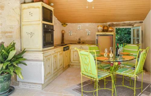 Stunning Home In St. Quentin de Caplong W/ 2 Bedrooms
