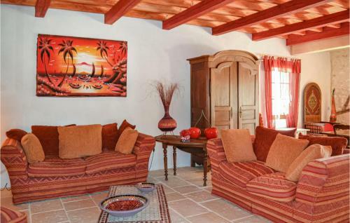 Stunning Home In St. Quentin de Caplong W/ 2 Bedrooms