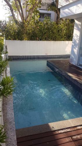 Apartamento Bem Localizado Com Sacada, Churrasqueira, Garagem E Split