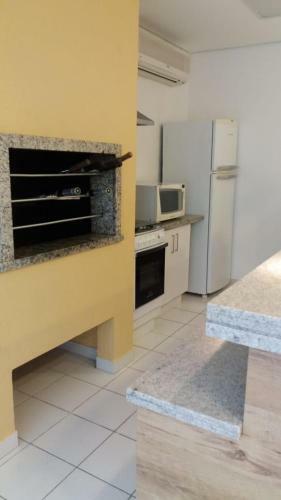 Apartamento Bem Localizado Com Sacada, Churrasqueira, Garagem E Split