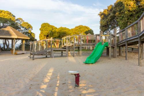 Max's Beachside Holiday Home