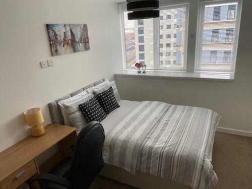 Spacious Apartment By Train Station