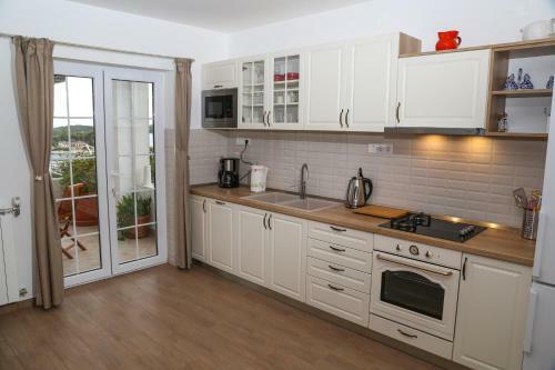 House Erin, Hvar