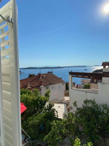 House Erin, Hvar